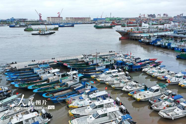 浙江舟山:5500多艘渔船到港避风_台风